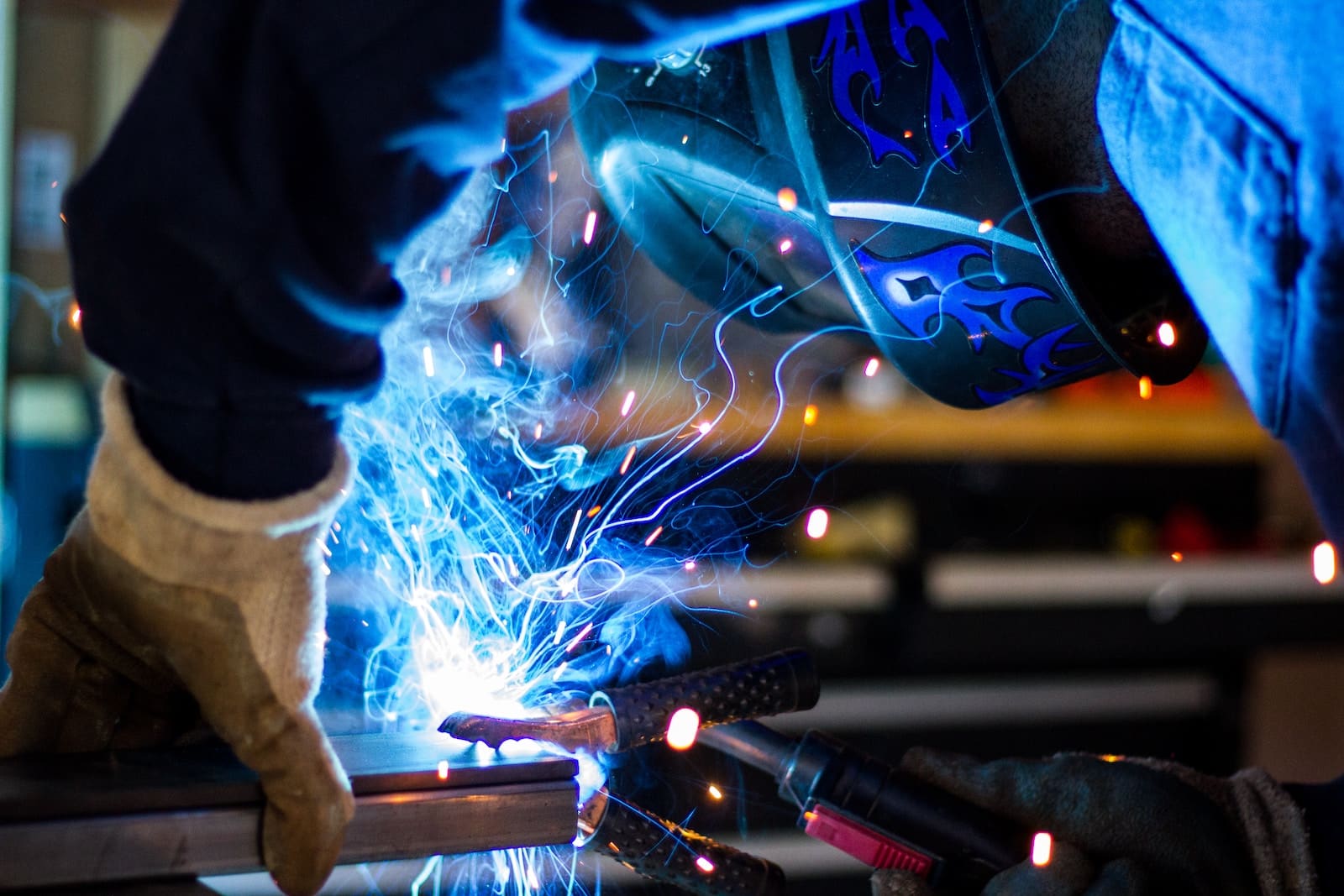 Fotografia di un saldatore al lavoro