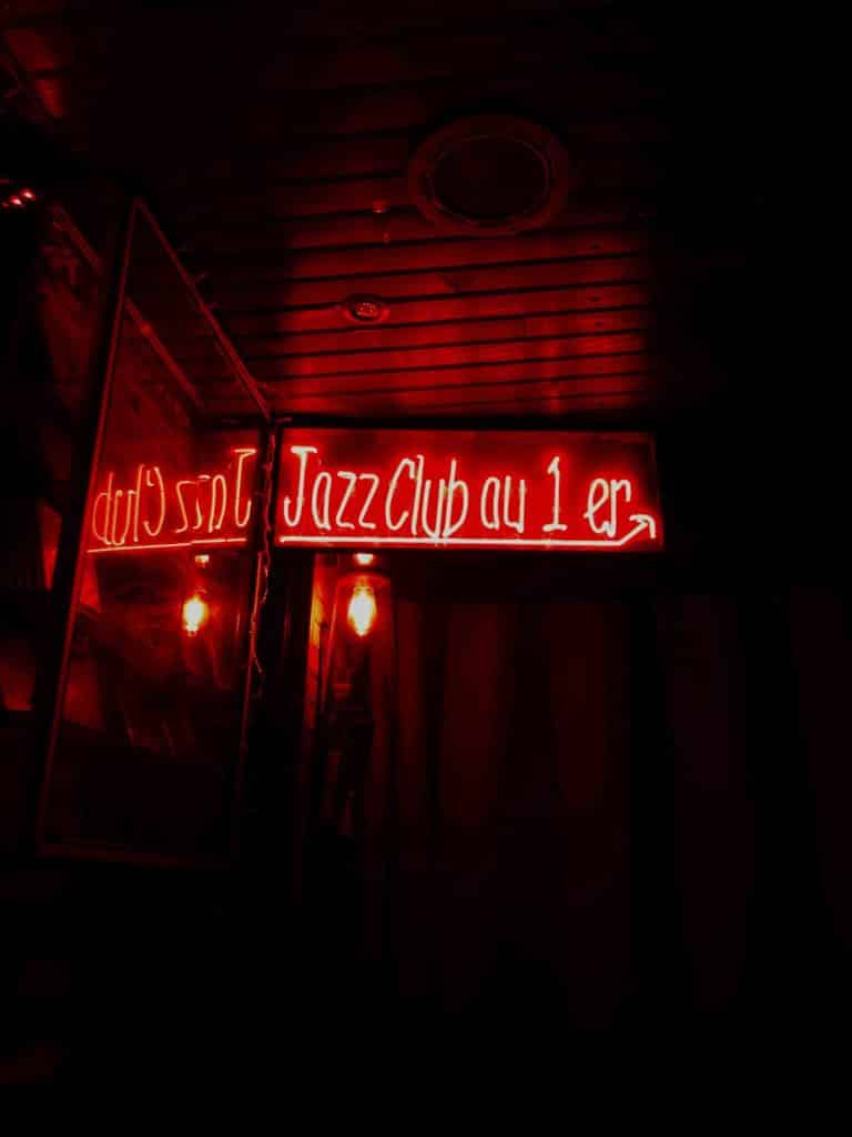 scritta neon "jazz club" al primo piano