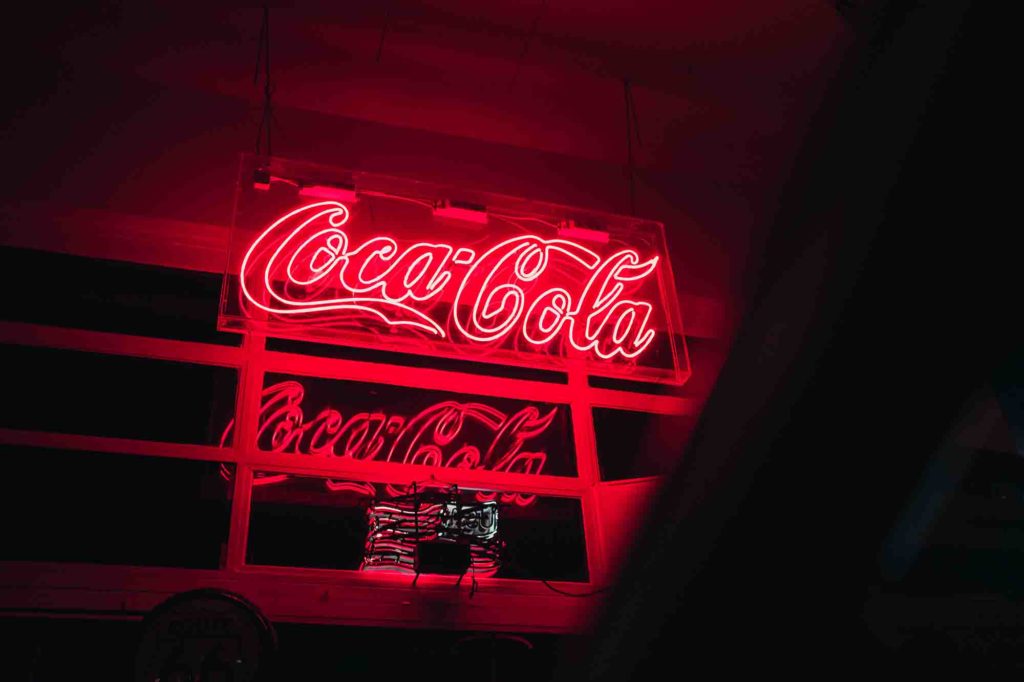 insegna luminosa della coca-cola